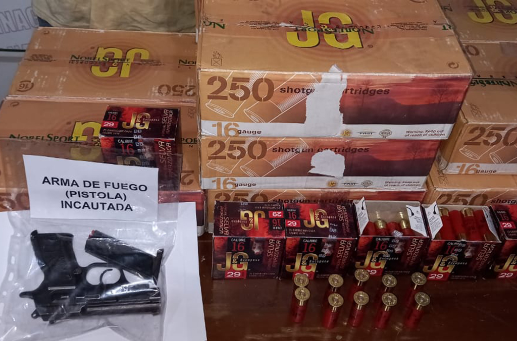 شرطي في لاباز يتحقق من أسلحة نارية معروضة للبيع في أحد المتاجر باستخدام قاعدة بيانات الإنتربول iARMS التي تتيح كشف أنماط الاتجار ومسالك التهريب.